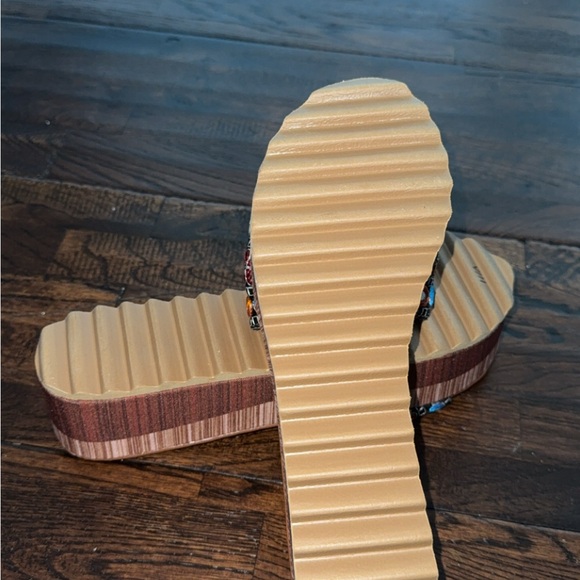 Colorful Platform Sandals - Picture 3 of 4